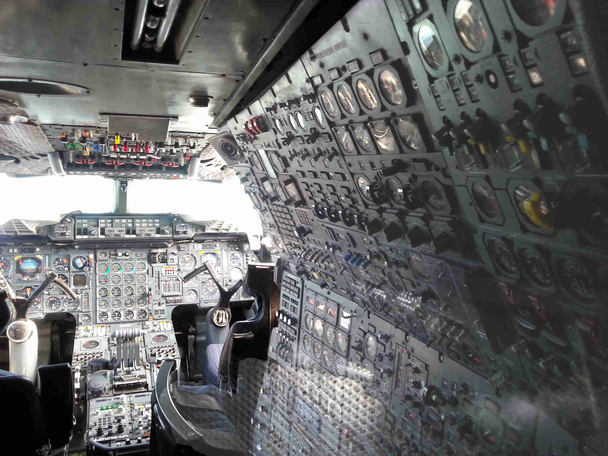 Bild eines Cockpits im Flugzeug